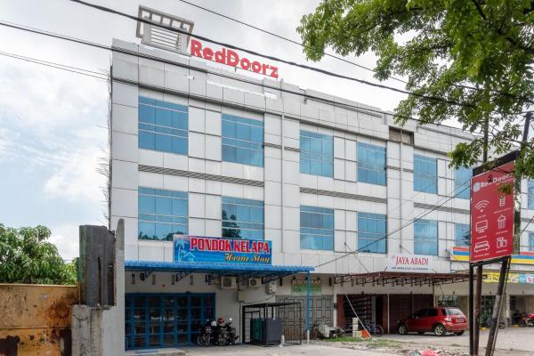 写真にはPulauberayan市にあるRedDoorz near Manhattan Square Medanが写っています。
