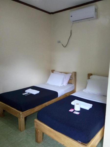 Na fotografii je vidět objekt Alona KatChaJo Inn nacházející se ve městě Panglao.