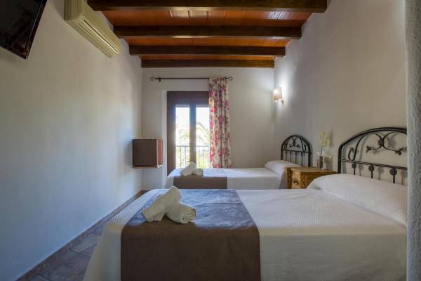 写真にはアロラ市にあるHostal Valle Del Sol Aloraが写っています。