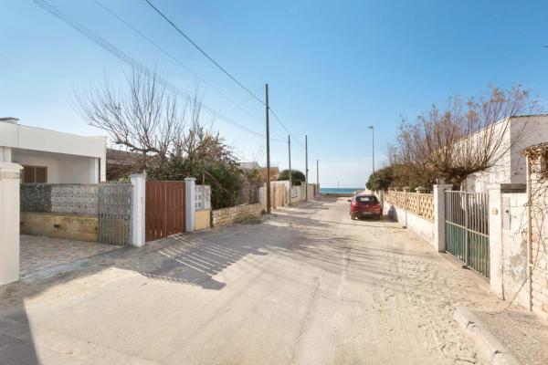 A la foto es mostra l'objecte Villetta Solaire a 40 mt dalla spiaggia by BarbarHouse situat a la ciutat de Torre Lapillo.
