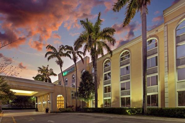 A la foto es mostra l'objecte La Quinta Inn & Suites by Wyndham Sunrise situat a la ciutat de Sunrise.