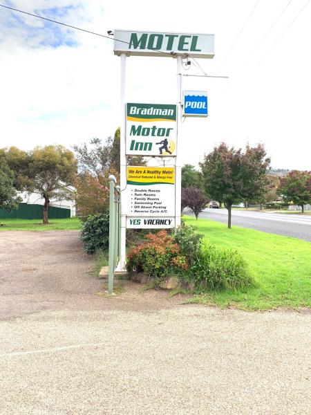The photo shows the Bradman Motor Inn located in the city of Stockinbingal.