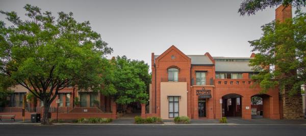 Majestic Old Lion Apartments - Adelaide