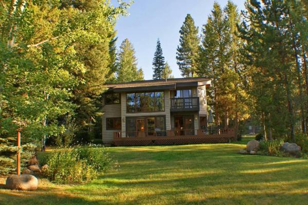 La photo montre l'objet Fairway Lodge by Casago McCall - Donerightmanagement situé dans la ville de McCall.