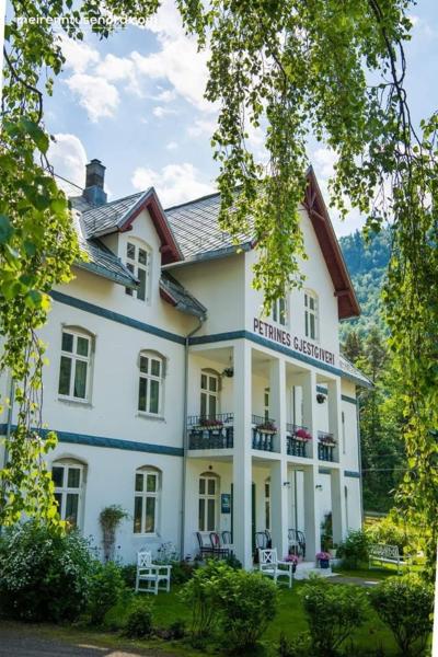 På bilden syns objektet Petrines Gjestgiveri som ligger i staden Norddal.