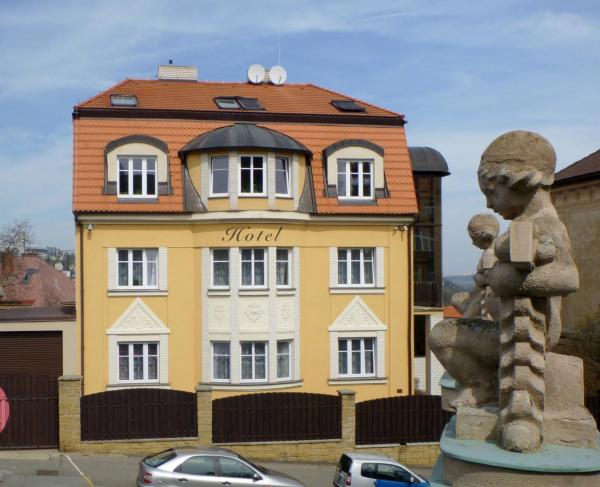 Na fotografii je vidět objekt Hotel Garni Rambousek nacházející se ve městě Praha.