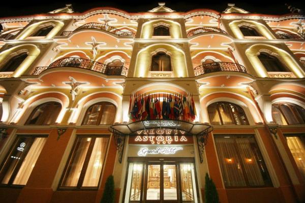 Na fotografii je vidět objekt Astoria Grand Hotel nacházející se ve městě Oradea.