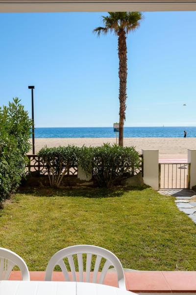 A la foto es mostra l'objecte The beach situat a la ciutat de Roses.