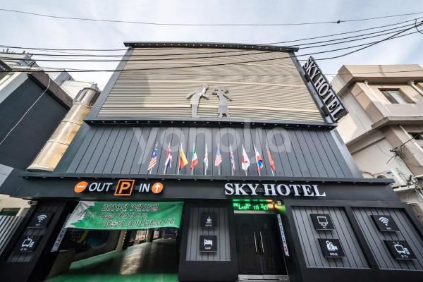 A la foto es mostra l'objecte Sky Motel situat a la ciutat de Wŏnju.