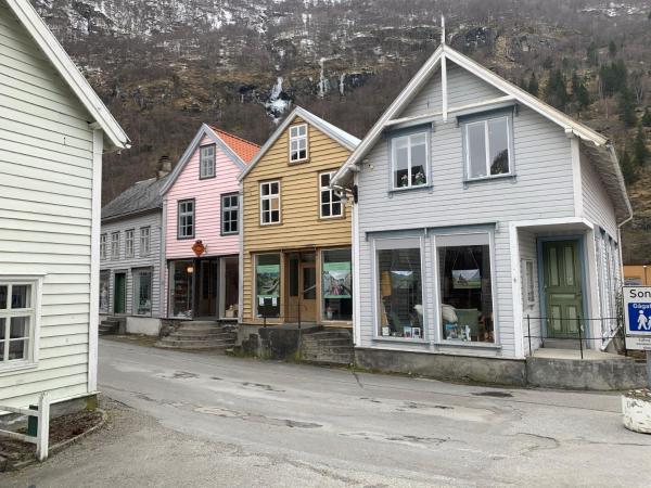 A la foto es mostra l'objecte Old town boutiqe apartments/ Gamle Lærdalsøyri boutique leiligheter situat a la ciutat de Lærdalsøyri.