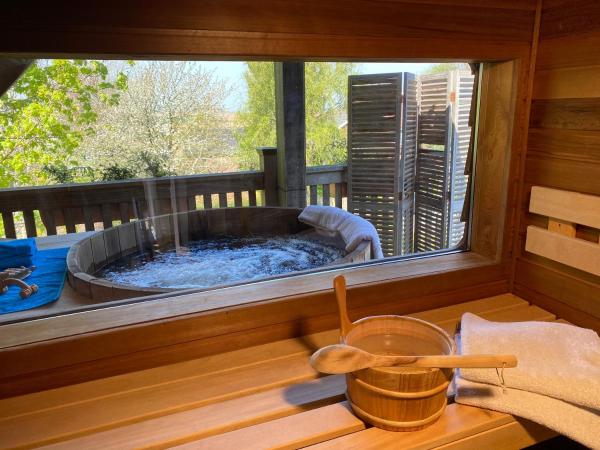 Na fotografii je vidět objekt Horenbecca Bistro & Wellness nacházející se ve městě Horebeke.