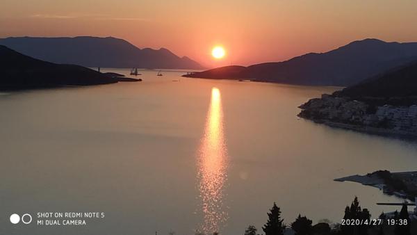 På bildet vises objektet Apartmani - sobe Ćosić som ligger i byen Neum.