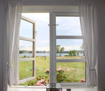 The photo shows the Grastenhus Guesthouse located in the city of Troense.