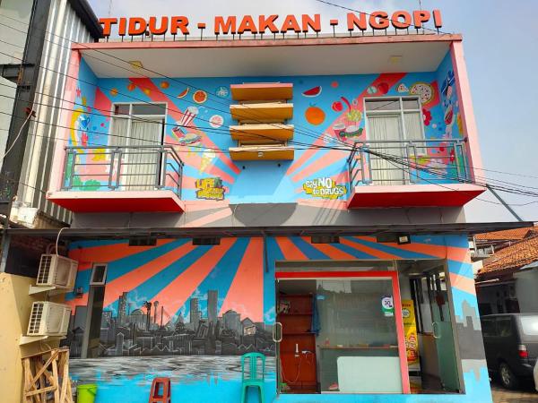 写真にはCimindi市にあるBudi House & Food Stationが写っています。