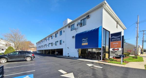 A la foto es mostra l'objecte Hampton Village Inn situat a la ciutat de Hampton.
