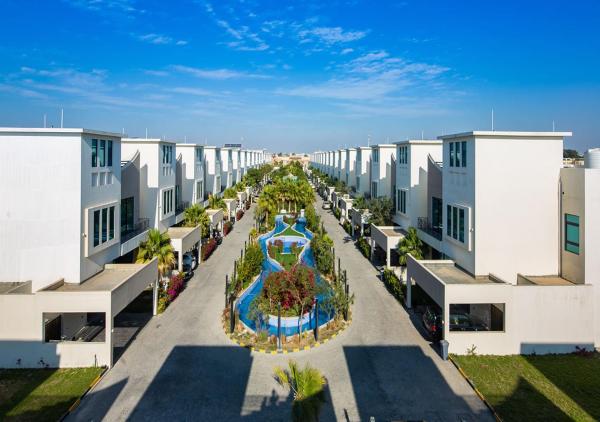 The photo shows the Nordic Resort located in the city of Karzakkān.
