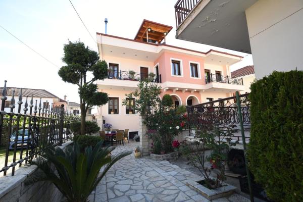 写真にはイオアニナ市にあるIn The Castle - Houseが写っています。