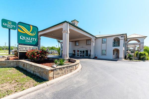 Na zdjęciu widoczny jest obiekt Quality Inn Three Rivers położony w mieście Simmons.
