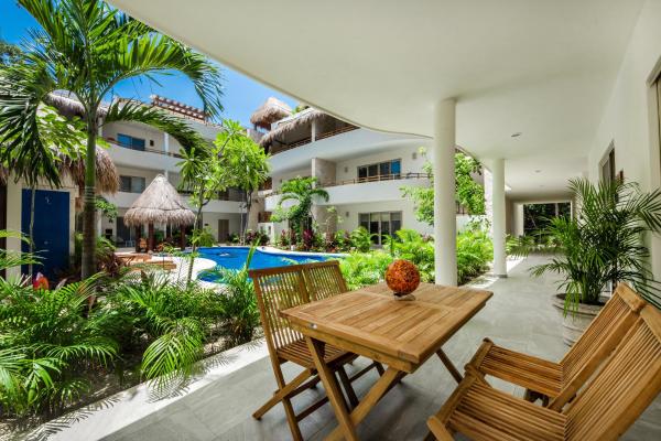 La photo montre l'objet Poolside Bliss with Private Terrace and Jacuzzi situé dans la ville de Tulum.