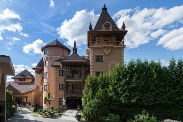 På bildet vises objektet Hotel Resort&Spa Kamelot som ligger i byen Novoselitsa.