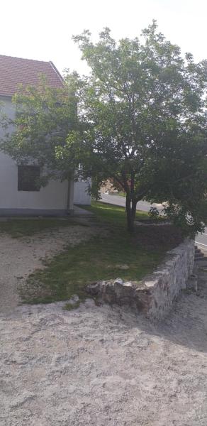 A la foto es mostra l'objecte Apartmani Kosmac situat a la ciutat de Budva.