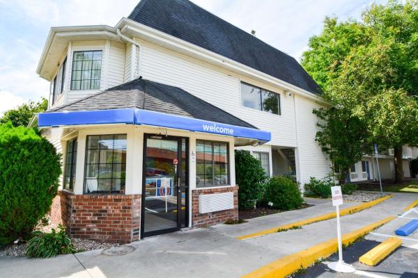 写真にはロッキー・ヒル市にあるMotel 6-Wethersfield, CT - Hartfordが写っています。