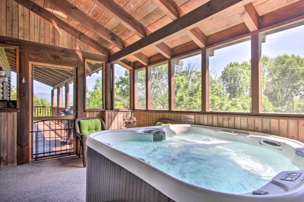 På billedet ses objektet Idyllic Sevierville Cabin: Deck + Smoky Mtn View! beliggende i byen Sevierville.