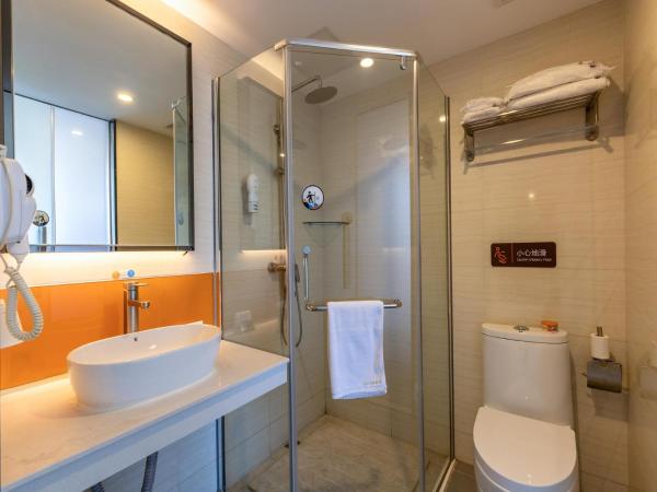 Na zdjęciu widoczny jest obiekt 7Days Premium Xichang Torch Plaza Qionghai Wetland Park Branch położony w mieście Xichang.