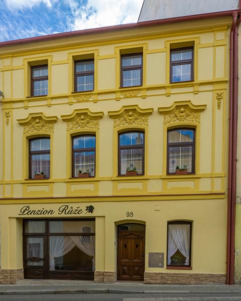 På billedet ses objektet Penzion Růže beliggende i byen Malá Veleň.