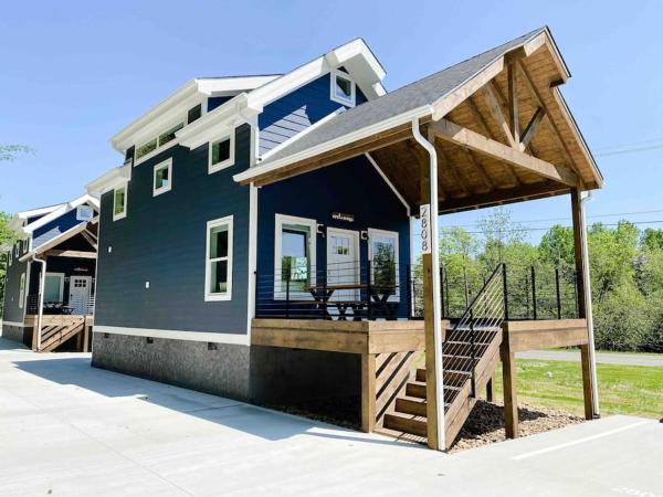 På billedet ses objektet Cozy Smoky Mountain Tiny House beliggende i byen Pigeon Forge.