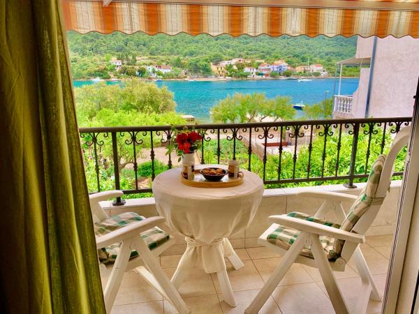 写真にはグレバシュティツァ市にあるGrebastica beachfront apartmentが写っています。