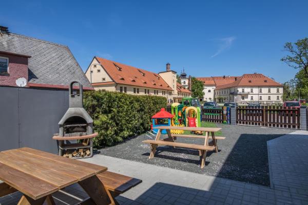 Na fotografii je vidět objekt Apartmány Malen nacházející se ve městě Dubenec.