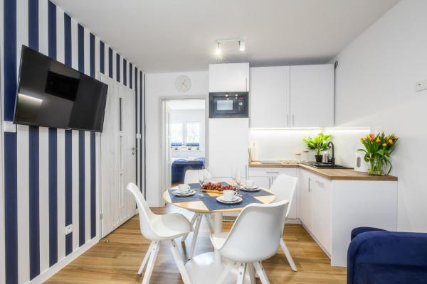 A la foto es mostra l'objecte Apartament 10B Niebieskie Apartamenty z basenem krytym, odkrytym, salą zabaw, animacjami situat a la ciutat de Poddąbie.
