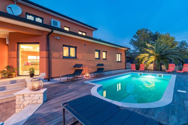 Na foto é possível ver o objeto Villa Veronica with great sea view & private pool - calm & relax holidays in Istria localizado na cidade de Peroj.