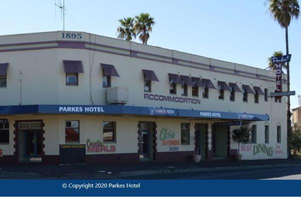 A la foto es mostra l'objecte Parkes Hotel situat a la ciutat de Parkes.