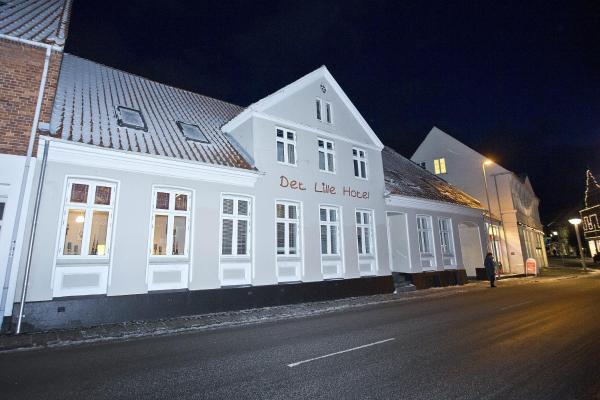 Na fotografii je vidět objekt Det Lille Hotel nacházející se ve městě Ronne.