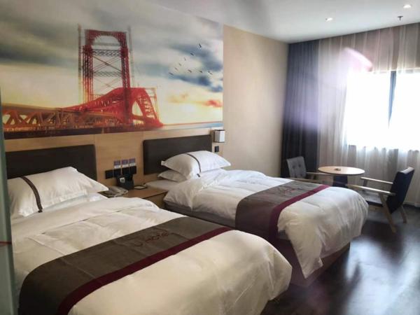 写真にはJinjuling市にあるThank Inn Chain Hotel Guangdong Dongguan Daling Mountain Guanchang Roadが写っています。