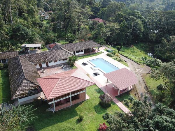 Na zdjęciu widoczny jest obiekt Jungle Lodge El Jardin Aleman położony w mieście Tena.