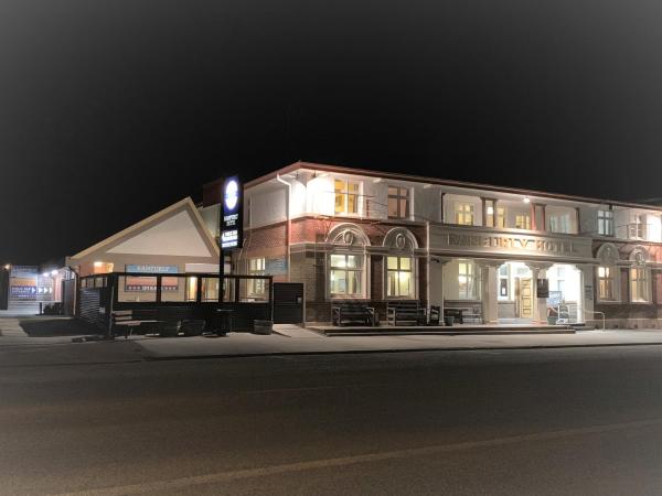 照片显示了位于Ranfurly市的Ranfurly Hotel物件。