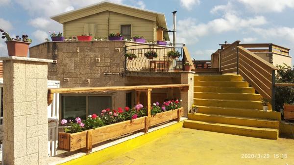 Nella foto è visibile l'oggetto Garden on TOP of the WORLD צימר על גג העולם situato nella città di Beẕet.