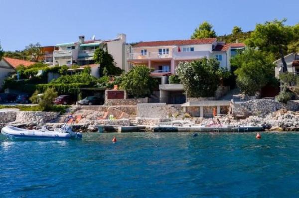 På billedet ses objektet Apartments Ana beliggende i byen Vinišće.