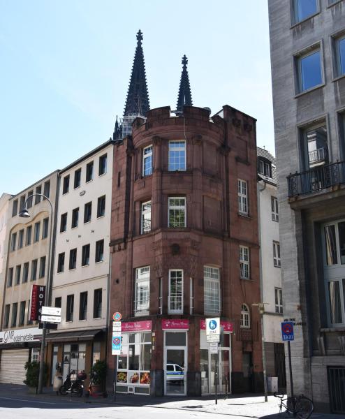 写真にはケルン市にあるDOM APARTSが写っています。