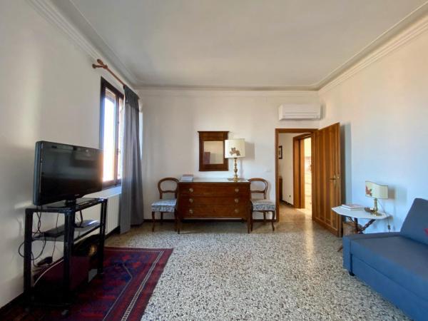 På billedet ses objektet Calle San Giacomo Apartment beliggende i byen Venedig.