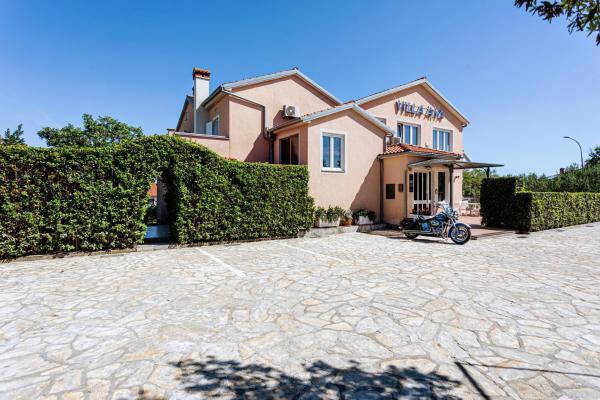 A la foto es mostra l'objecte Apartments Villa Ana situat a la ciutat de Krk.