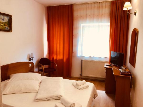A la foto es mostra l'objecte Hotel Poenita situat a la ciutat de Apold.