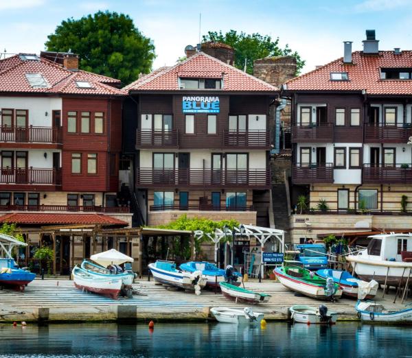 Na fotografii je vidět objekt Panorama Blue Family Hotel and Free parking nacházející se ve městě Nesebar.