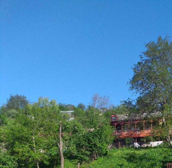 A la foto es mostra l'objecte Family situat a la ciutat de Dilijan.