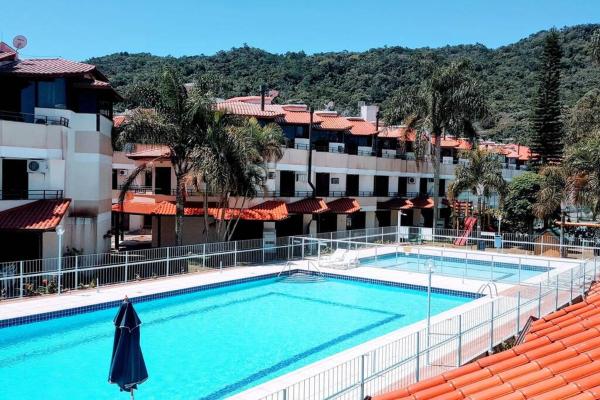 På billedet ses objektet Lindo Triplex43-QUADRA DE TÊNIS-PISCINA beliggende i byen Florianópolis.