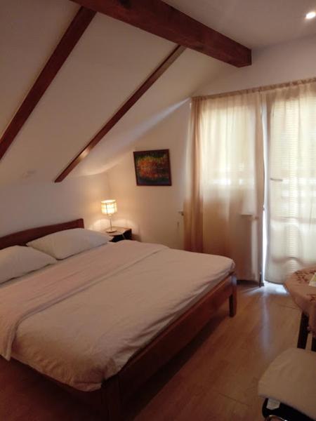 A la foto es mostra l'objecte Guesthouse Marton situat a la ciutat de Jezerce.
