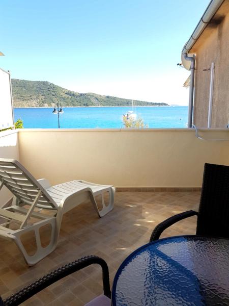 A la foto es mostra l'objecte Apartmani Smoljic situat a la ciutat de Primošten.